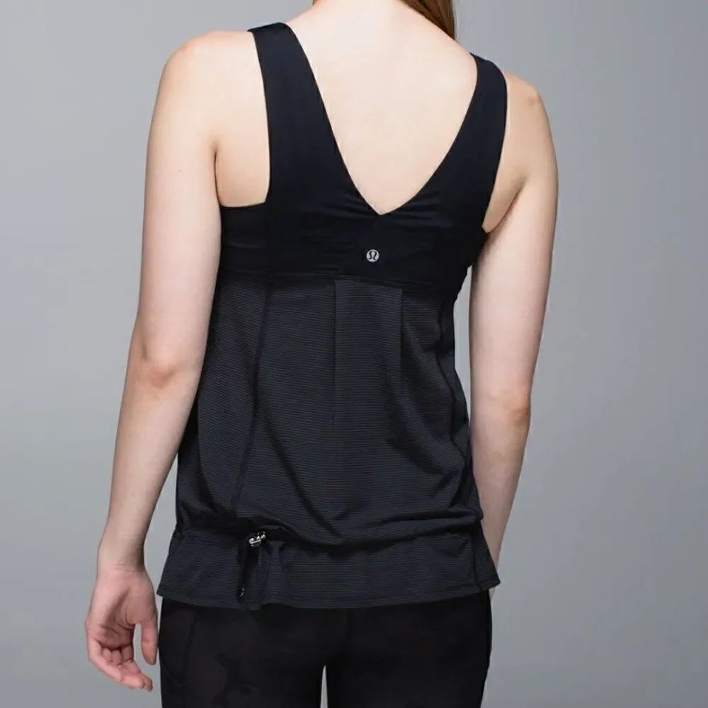Lululemon Hustle & Bustle Black Tank with itty bitty light gold stripes, Size 8